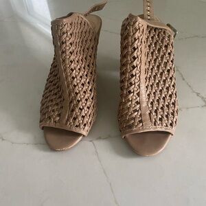 Vince Camuto. Tan sandal. 7 1/2